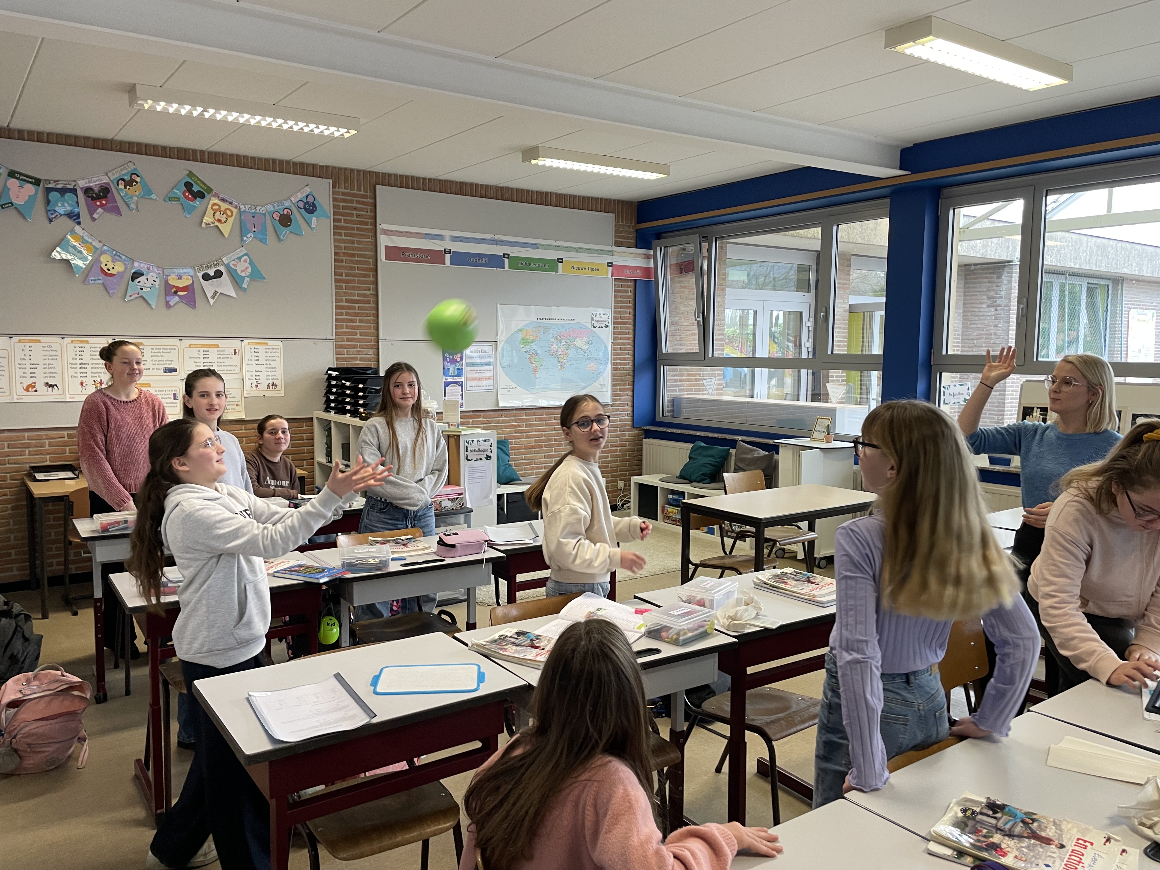 Franse woordenschat inoefenen in het 6de leerjaar: wie de bal krijgt, moet antwoorden!